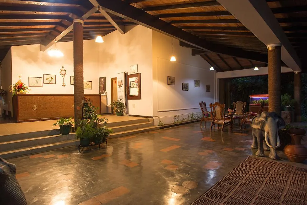 קנדי Oruthota Chalets בית הארחה