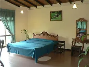 קנדי Oruthota Chalets בית הארחה